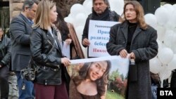 Протестиращи държаха снимката на Даная