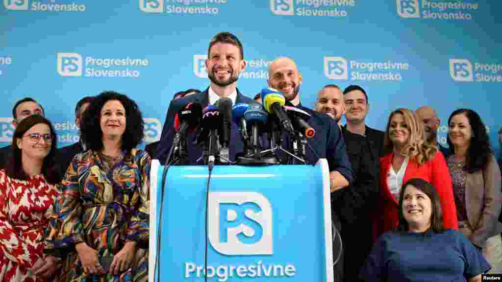 Fico pártja, a Smer a voksok több mint huszonhárom százalékát nyerte el. A második helyen a baloldali-liberális Progresszív Szlovákia (PS) végzett csaknem tizenhét százalékkal. A harmadik helyen, mintegy tizenöt százalékkal a Hlas futott be. A képen&nbsp;Michal Šimečka, a PS vezetője látható a választást követő pozsonyi sajtótájékoztatón