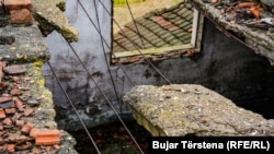 Srušen krov porodične kuće Gaši posle napada srpskih snaga na Landovicu 1999.