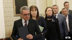 Парламентарната група на ДПС пристига за среща с ГЕРБ в Народното събрание, 4 май 2023 г. От ляво надясно: Йордан Цонев, Филиз Хюсменова, Елван Гюркаш, Ахмед Ахмедов, Хасан Адемов, Станислав Анастасов.