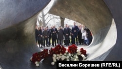 Участниците в Похода на толерантността отдадоха почит на жертвите на Холокоста пред Паметника на Спасението в София.