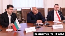 От ляво надясно: Кирил Петков, Бойко Борисов и Делян Пеевски по време на онлайн среща с президента на Украйна Володимир Зеленски. 13 януари 2024 г.