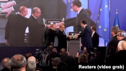 Predsednik Azerbejdžana Ilham Alijev, predsednik Bugarske Rumen Radev i predsednik Srbije Aleksandar Vučić učestvuju u puštanju u rad interkonektora na gasovod između Srbije i Bugarske, u Nišu, 10. decembra 2023.