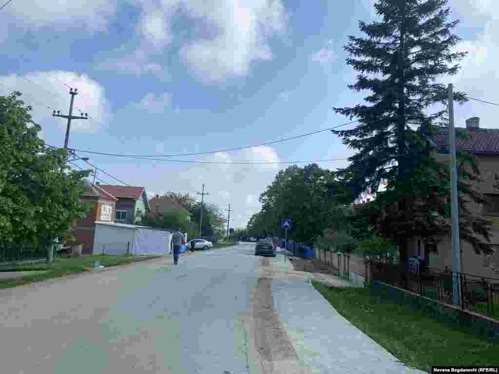 Dok se ne završi uviđaj, medijima nije dozvoljeno da se približavaju mestu zločina. Kako Slobodna Evropa nezvanično saznaje, u selu Dubona pucano je na dve lokacije. Najmanje dve osobe su ovde ubijene, a više je ranjeno. 