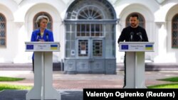 ევროპის კომისიის თავმჯდომარე ურზულა ფონ დერ ლაიენი და უკრაინის პრეზიდენტი ვოლოდიმირ ზელენსკი ერთობლივ პრესკონფერენციაზე. კიევი, 9 მაისი, 2023. 