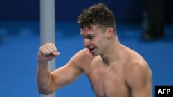 Френският плувец Леон Маршан току що е спечелил златния медал на 200 м бруст, след като час по-рано взе златото и на 200 м бътерфлай - с два нови олимпийски рекорда, 31 юли 2024 г. В неделя Маршан спечели златния медал и в съчетаното плуване на 400 м, отново с олимпийски рекорд.