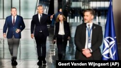 Генералниот секретар на НАТО Јенс Столтенберг (втор од лево) пристигнува на прес-конференција пред состанокот во Брисел, 28 ноември 2023 година