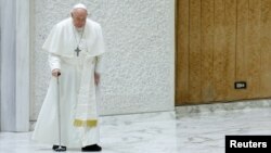 Папа Франциск присъства на среща с кандидатите за конфирмация от епархията на Бари в зала „Павел VI“ във Ватикана, 27 януари 2024 г. 