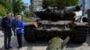 Președinta Comisiei Europene, Ursula von der Leyen, vizitează o expoziție cu vehicule militare rusești distruse în centrul Kievului, la 9 mai.