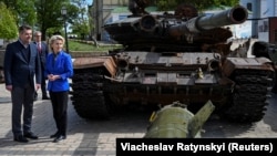 Comisia Europeană propune ca jumătate din achizițiile militare făcute de țările UE să fie cheltuiți în spațiul comunitar. Imagine din timpul unei vizite la Kiev a președintei Comisiei la Kiev. 