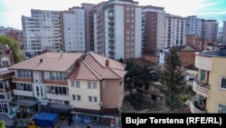 Shtëpia e familjes Koroglu "e fshehur" mes ndërtesave shumëkatëshe.