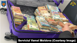 Valiză cu 550.000 de euro cash găsită asupra unui bărbat care a vrut să intre din România în Republica Moldova, pe 5 octombrie 2023.