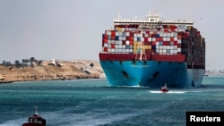 Teretni brod koji prevozi kontejnersku robu u Sueckom kanalu, 15.februara 2022.godine Foto: Reuters/Mohamad Abdel Ghany