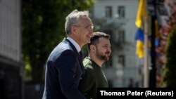 Генералниот секретар на НАТО Јенс Столтенберг со украинскиот претседател Володимир Зеленски на заедничка прес-конференција во Киев, 29 април 2024 година.