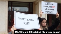 "Shteti laik, ku?", "A shkatërron një familje IVF-ja në spitalet private?", janë ndër pankartat që u panë në protestën e 29 shkurtit.