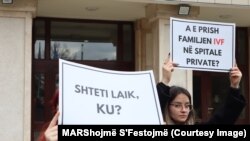 "Sekularna država, gde?", "Da li vantelesna oplodnja u privatnim bolnicama uništava porodicu?", nalazi se među transparentima koji su viđeni na protestu 29. februara.