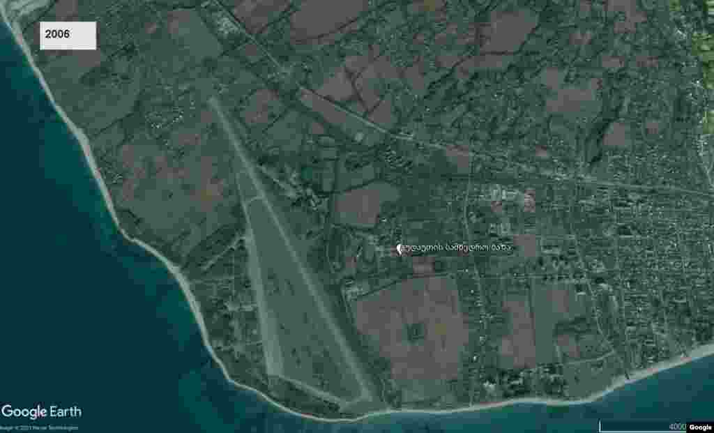 გუდაუთის სამხედრო ბაზა 2006 წელს.&nbsp; გუდაუთაში, სადაც ბაზის ძირითადი ნაწილია განთავსებული, გარკვეული სამხედრო ინფრასტრუქტურა ჯერ კიდევ საბჭოთა კავშირის დროიდან არსებობდა. გუდაუთის ბომბორას აეროდრომზე განთავსებული იყო საბჭოთა საჰაერო თავდაცვის ძალების ბაზა. გუდაუთის რუსული ბაზა იყო აფხაზ სეპარატისტთა წინააღმდეგობის ცენტრი საქართველოს სამთავრობო ძალებთან ბრძოლისას აფხაზეთის ომში, 1992-93 წლებში. თანამგზავრის ჩანაწერებში ნათლად ჩანს, როგორ იზრდებოდა და ვითარდებოდა სამხედრო ინფრასტრუქტურა ამ ტერიტორიაზე ბოლო 15 წლის განმავლობაში.&nbsp;