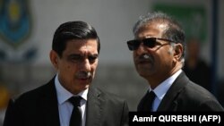 Членовите на правниот тим на Имран Кан, Хаваја Харис (лево) и Али Зафар (десно) непосредно пред да влезат во судница во Исламабад, 10 мај 2023 година