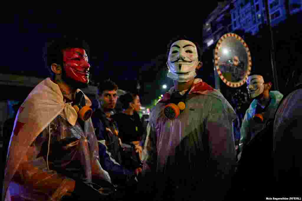 Видяното от RFE/RL свидетелства за наранявания, причинени от гумени куршуми. Заместник-министърът на вътрешните работи Александре Дарахвелидзе отрече използването на гумени куршуми срещу демонстрантите по време на брифинг.