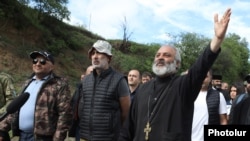 არქიეპისკოპოსი ბაგრატ გალსტანიანი და მისი მომხრეები ერევნისკენ დაიძრნენ, სასაზღვრო ცვლილებების საწინააღმდეგო მსვლელობით, 2024 წლის 5 მაისი
