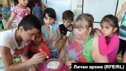 Джил Клазби с деца в Училището за игра