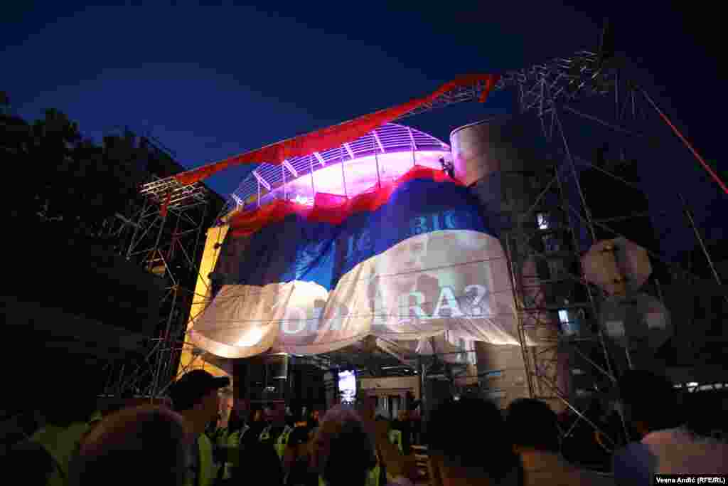 Vlasnik privatne televizije Pink raširio je zastavu Srbije uoči protesta &quot;Srbija protiv nasilja&quot;