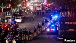 Policija koristi vozilo pod nazivom "medvjed" da uđe u Hamilton Hol, zgradu kampusa koju su okupirali demonstranti, u Njujorku, SAD, 30. aprila 2024. 