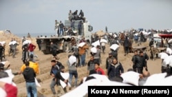 Fotoarhiv, Palestinci u Gazi nose vreće sa brašnom pristigle u okviru humanitarne pomoći, 19. februar 2024. 