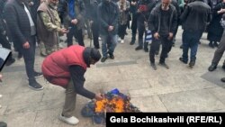 14 მარტს პარლამენტის შენობასთან ევროკავშირის დროშა დაწვეს