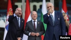 Отляво надясно - Шарл Мишел, Олаф Шолц и Еди Рама на срещата от Берлинския процес в Тирана, 16 октомври 2023 г.