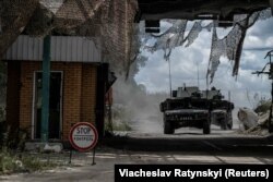 Пограничные бои на Сумщине между украинской и российской армией – сейчас одни из самых ожесточенных. На фото: украинские военнослужащие едут на военной технике от пункта пересечения границы с Россией в Сумской области, 13 августа 2024 года