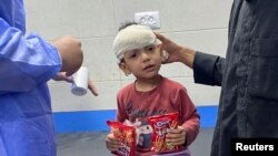 O fetiță palestiniană de 8 ani, rănită în cursul bombardamentelor israeliene, este îngrijită în cel mai mare spital din orașul Gaza, al-Shifa, care a rămas între timp fără electricitate, 8 noiembrie 2023