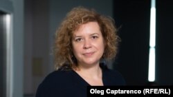 Adriana Boros, terapeută narativistă, în redacția Europei Libere.