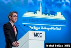 Douglas Murray beszédet mond a Mathias Corvinus Collegium migrációs konferenciáján a Várkert Bazárban 2019. március 22-én