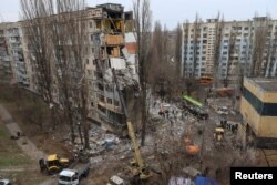 Imagine cu blocul din Odesa, avariat puternic în urma atacului cu dronă al armatei rusești lansat de sâmbătă.