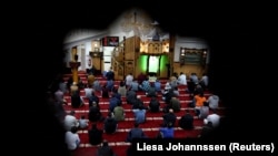 Musulmani participă la rugăciunea de vineri, în moscheea Dar Assalam din Berlin, Germania, 13 octombrie 2023 (REUTERS/Liesa Johannssen)