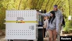 Снима от изпращането на пандите.