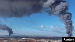 Чад се гледа во областа Реховот додека ракетите се лансираат од Појасот Газа, во Израел на 7 октомври 2023 година.