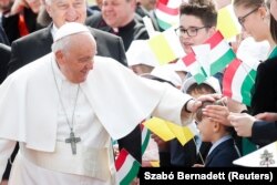 Gyerekek köszöntik Ferenc pápát a Liszt Ferenc Nemzetközi Repülőtéren 2023. április 28-án