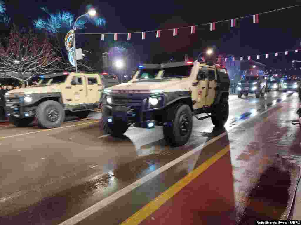 Specijalna oklopna vozila MUP-a RS tokom parade ulicama Banje Luke.