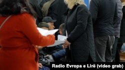 Pacientët mbajnë në duar raportet mjekësore.