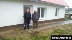 Kákonyi József (balra) és Ferenc a Csillagpont épülete előtt