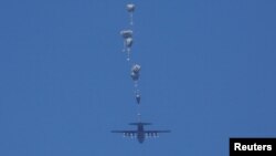 Avionët hedhin ndihma në Gazë