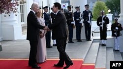 Президентът Джо Байдън и първата дама на САЩ Джил Байдън поздравяват южнокорейския държавен глава Юн Сук Йол и съпругата му Ким Кеон Хи, докато пристигат за държавна вечеря в Белия дом на 26 април 2023 г.