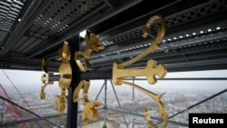 Част от кръста на върха на шпила на "Нотр Дам". Снимката е от 8 декември 2023 г.