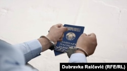 Osoba sa lisicama na urkama i pasošem Bjelorusije, ilustrativna fotografija