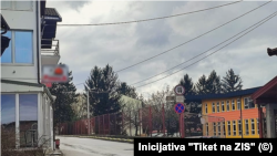 Škola "Mula Mustafa Bašeskija" u Visokom preko puta koje radi kladionica.