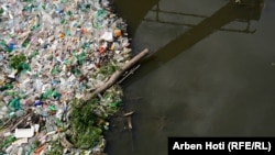 Đubre guši reku Lepenac na Kosovu