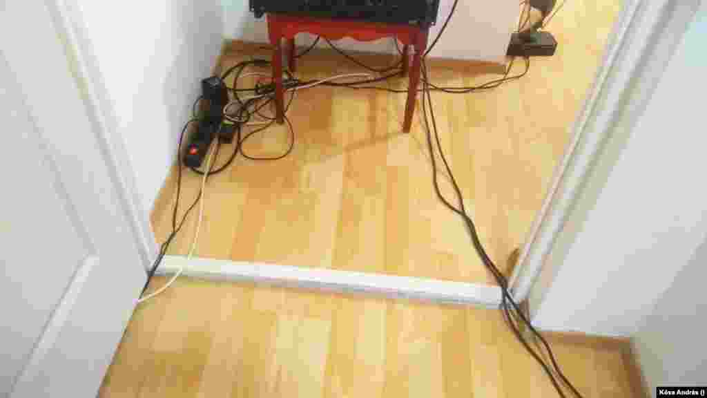 Mivel több konnektorban nincs áram, a lakók kénytelenek hosszabbítókkal elvezetni az áramot az &quot;áramtalanított&quot; helyiségekbe