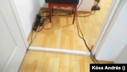 Mivel kevés a működőképes konnektor, hosszabbítókkal kell megoldani az áramellátást